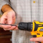 Furadeira Parafusadeira Sem Fio a Bateria TB-12e 12V 3/8 10mm com Maleta e Acessórios The Black Tools Amarelo/Preto 127/220V 60hz